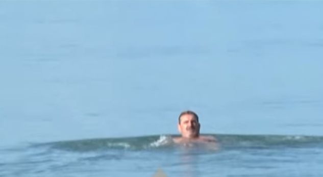 VIDEO / Kush janë dy ish-sportistët që sfidojnë të ftohtin në Vlorë