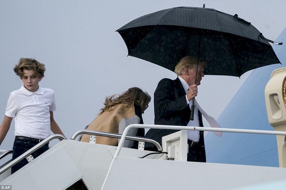FOTOT/ Trump mbron veten nga shiu, por lë jashtë çadrës gruan dhe djalin