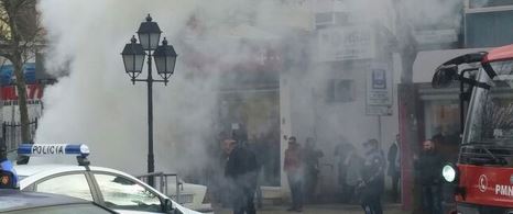 VIDEO+FOTOT/ Tym e flakë te Rruga e Kavajës, makina shpërthen në ecje