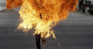 Lyhet me benzinë dhe i vë flakën vetes, 44-vjeçarja tiranase vdes në spital