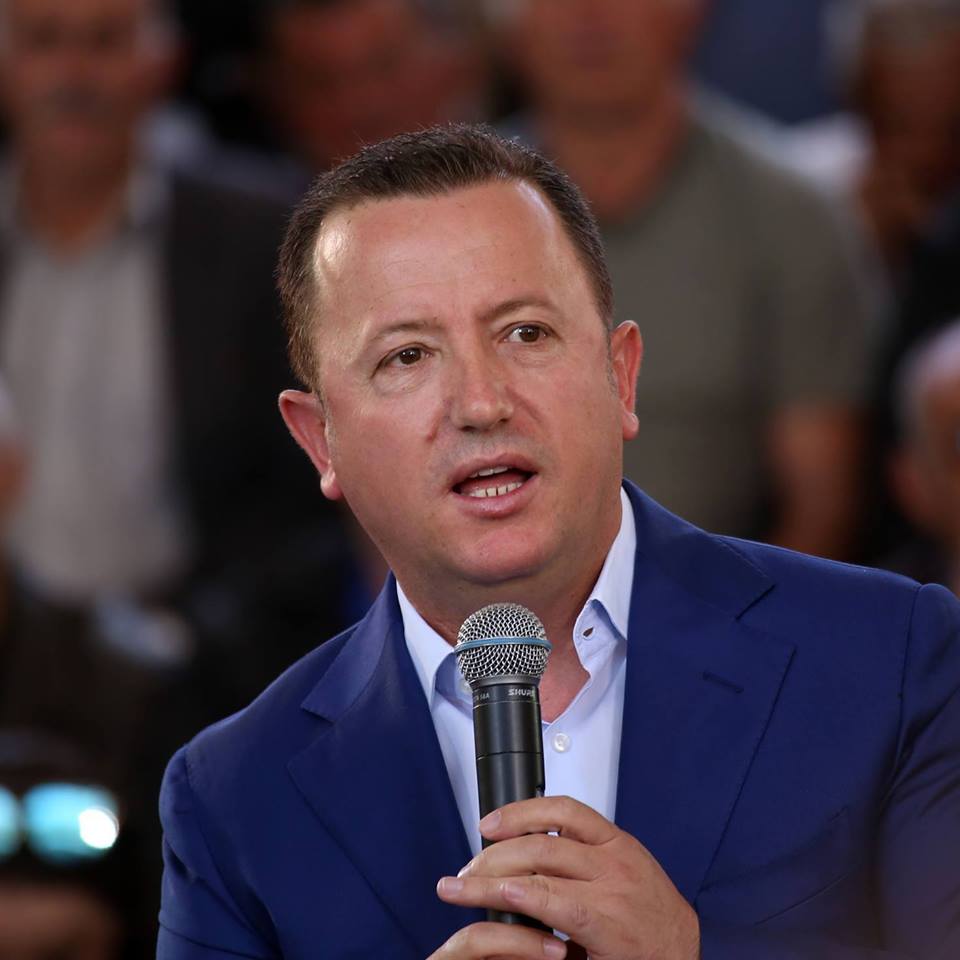 Deputeti i PD Eduard Halimi dorëzon mandatin e deputetit