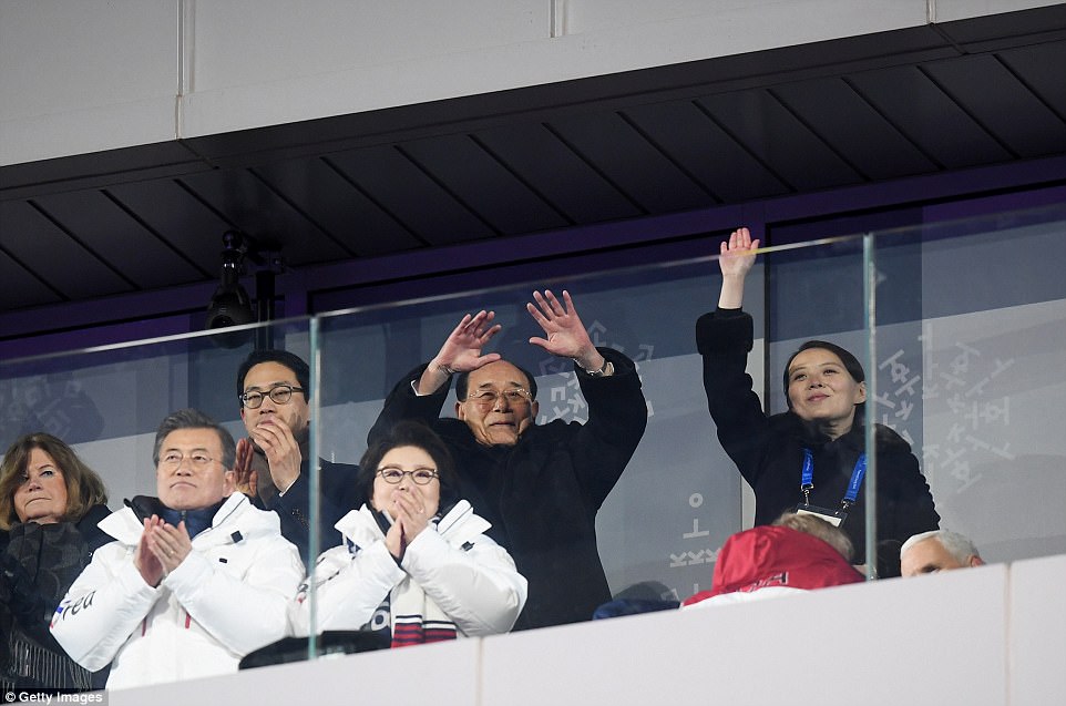 FOTOT/ Ceremonia e hapjes për Lojërat Dimërore, dy koretë me një flamur