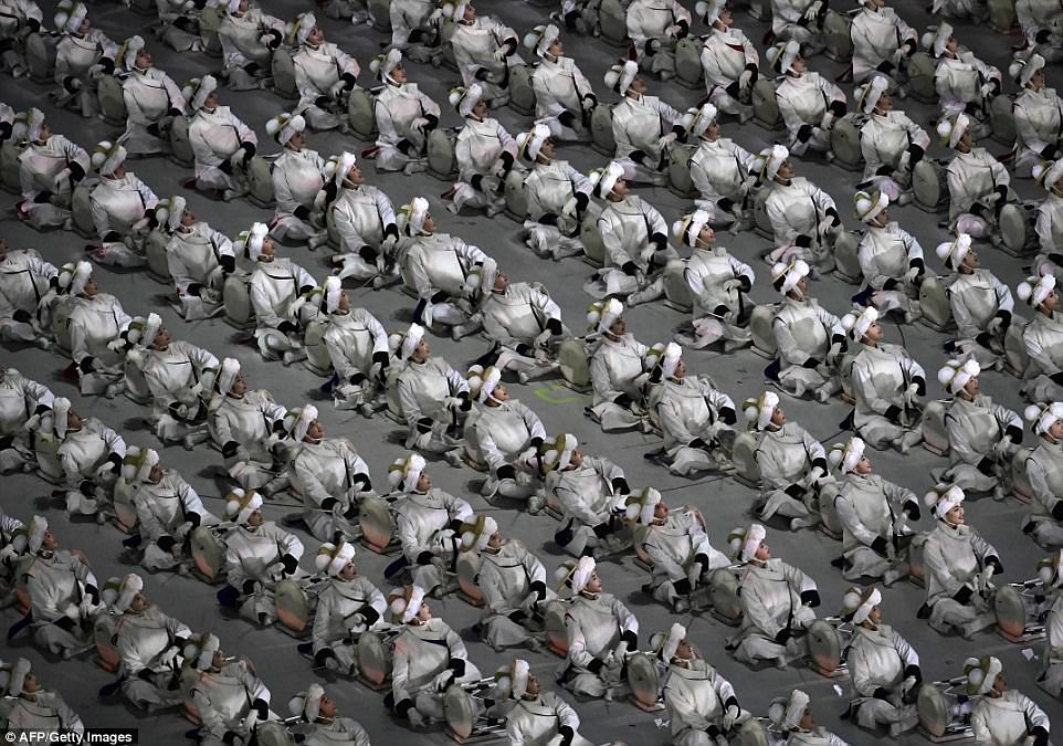 FOTOT/ Ceremonia e hapjes për Lojërat Dimërore, dy koretë me një flamur