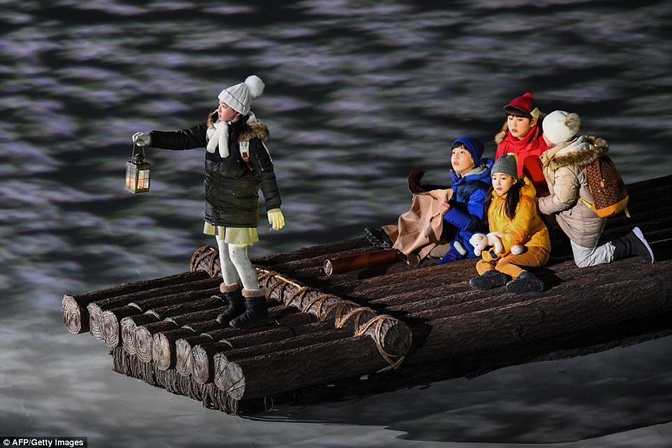 FOTOT/ Ceremonia e hapjes për Lojërat Dimërore, dy koretë me një flamur