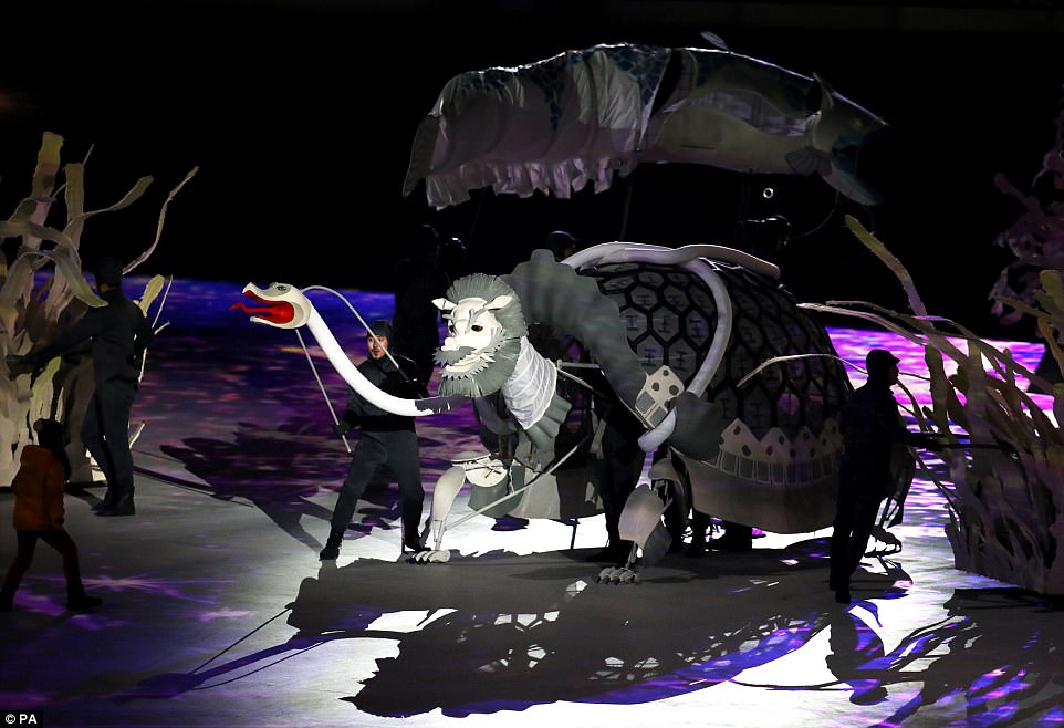 FOTOT/ Ceremonia e hapjes për Lojërat Dimërore, dy koretë me një flamur