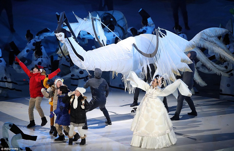 FOTOT/ Ceremonia e hapjes për Lojërat Dimërore, dy koretë me një flamur