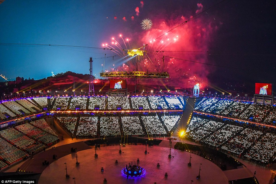 FOTOT/ Ceremonia e hapjes për Lojërat Dimërore, dy koretë me një flamur