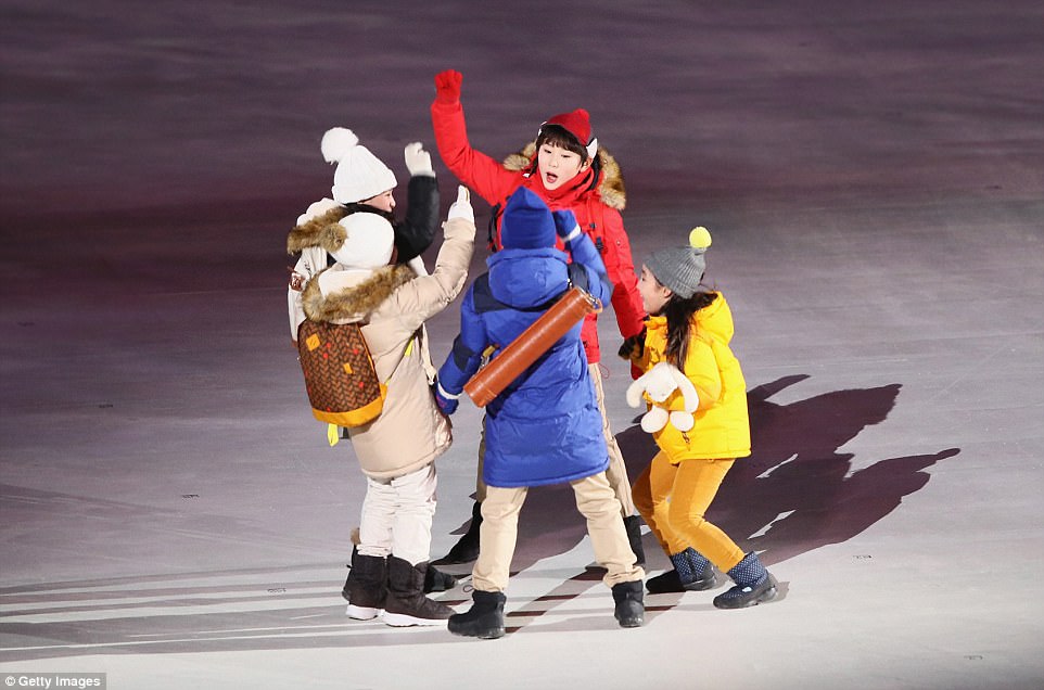FOTOT/ Ceremonia e hapjes për Lojërat Dimërore, dy koretë me një flamur