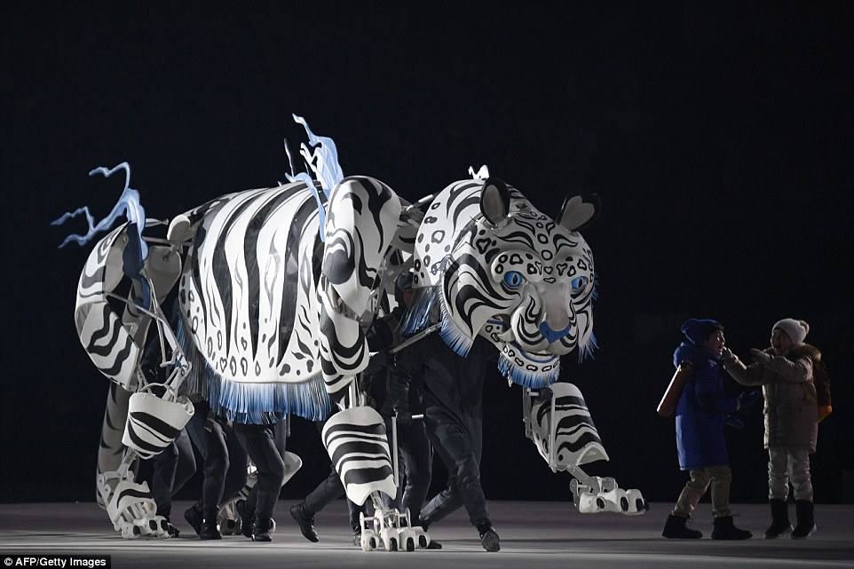 FOTOT/ Ceremonia e hapjes për Lojërat Dimërore, dy koretë me një flamur