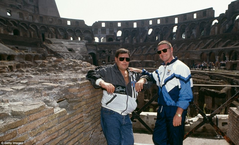 FOTOT/ Paul Gascoigne i pikëlluar në varrimin e babait, por edhe ‘esëll’