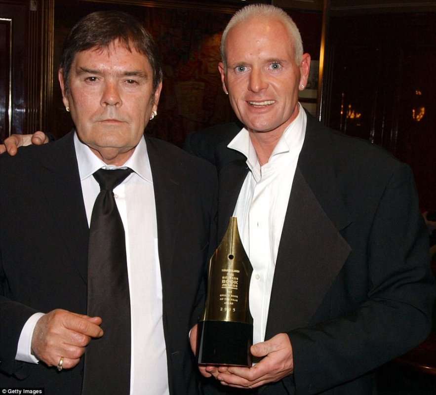 FOTOT/ Paul Gascoigne i pikëlluar në varrimin e babait, por edhe ‘esëll’