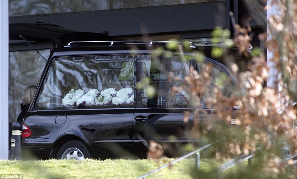 FOTOT/ Paul Gascoigne i pikëlluar në varrimin e babait, por edhe ‘esëll’