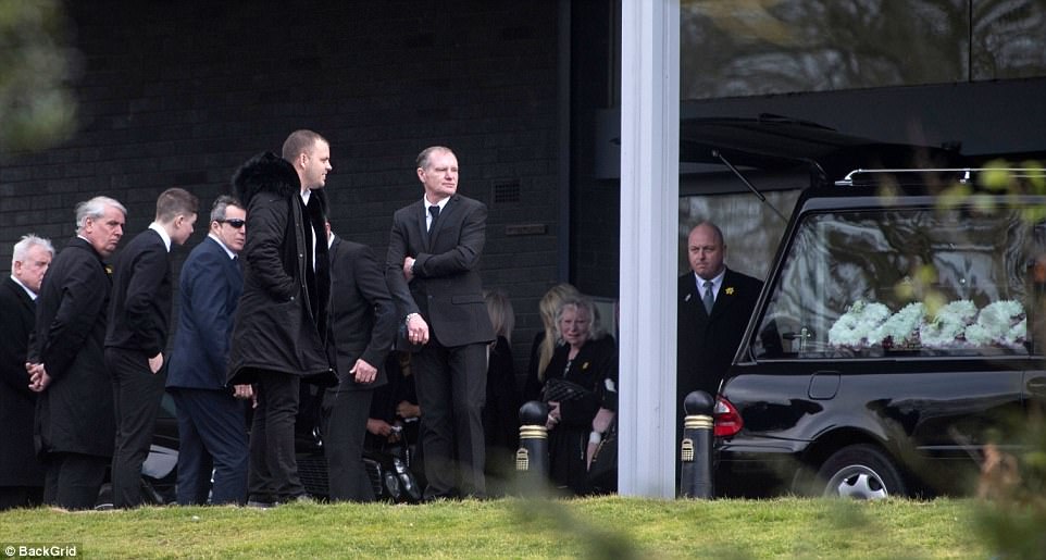 FOTOT/ Paul Gascoigne i pikëlluar në varrimin e babait, por edhe ‘esëll’