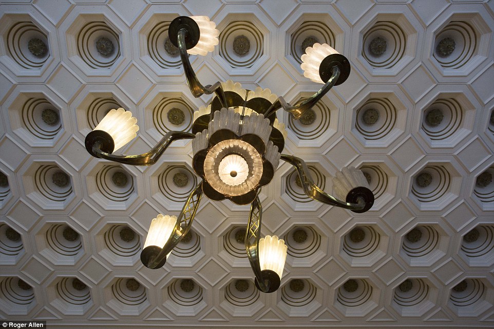 FOTOT/ Një vështrim brenda bllokut më të madh komunist, aty ku koha duket se ka ngecur