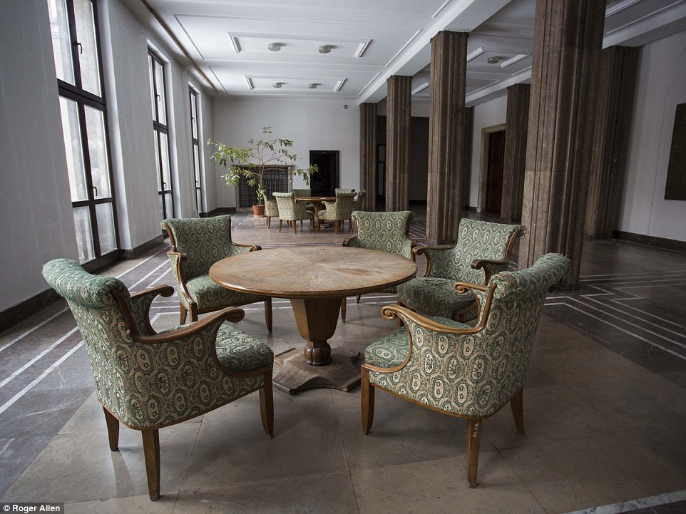 FOTOT/ Një vështrim brenda bllokut më të madh komunist, aty ku koha duket se ka ngecur