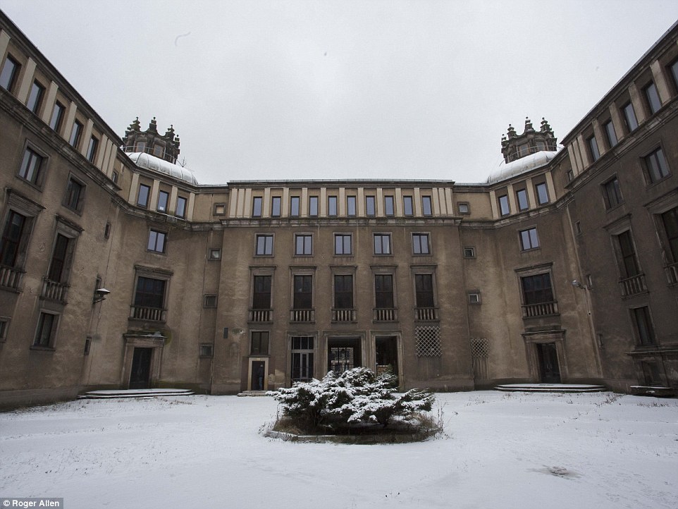 FOTOT/ Një vështrim brenda bllokut më të madh komunist, aty ku koha duket se ka ngecur