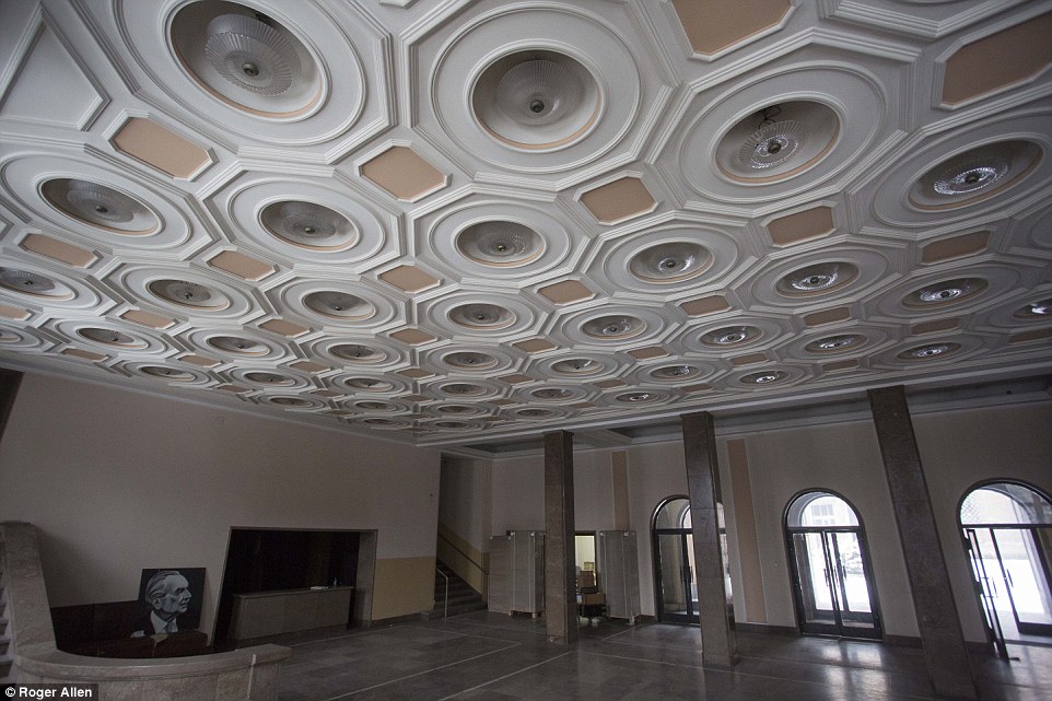 FOTOT/ Një vështrim brenda bllokut më të madh komunist, aty ku koha duket se ka ngecur