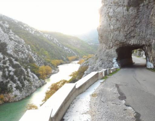 Aksident në Shkopet, makina del nga rruga, plagosen 4 persona