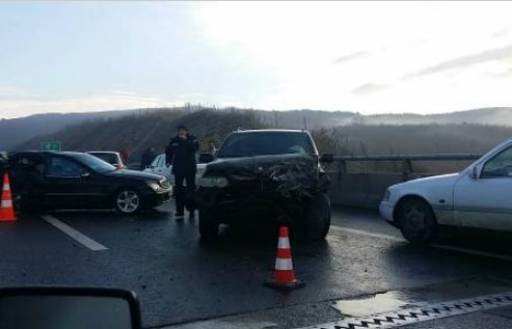 Avokati përplas makinën e policisë dhe ikën nga vendngjarja, lëndohen 2 efektivë