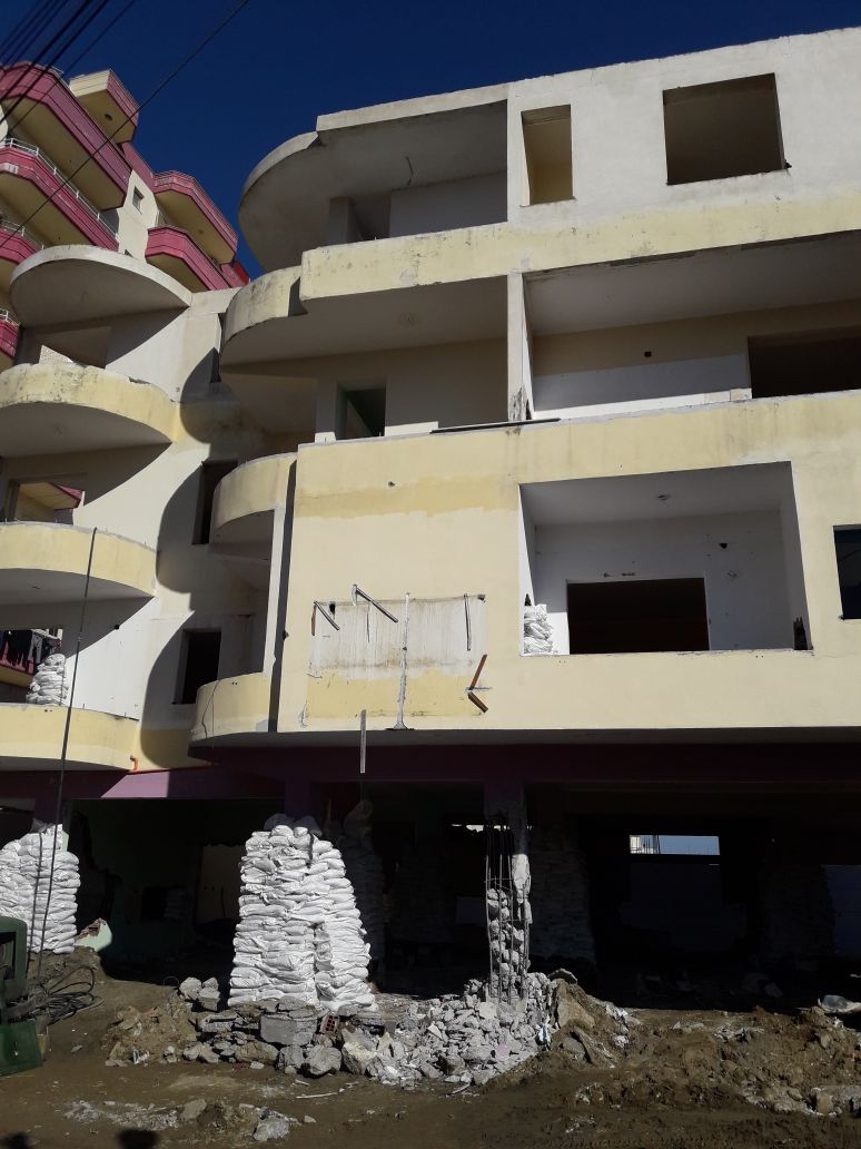 (FOTO) FIER/ Rehabilitimi i Gjanicës, IKMT prish ndërtesën e 4 me shpërthim të kontrolluar