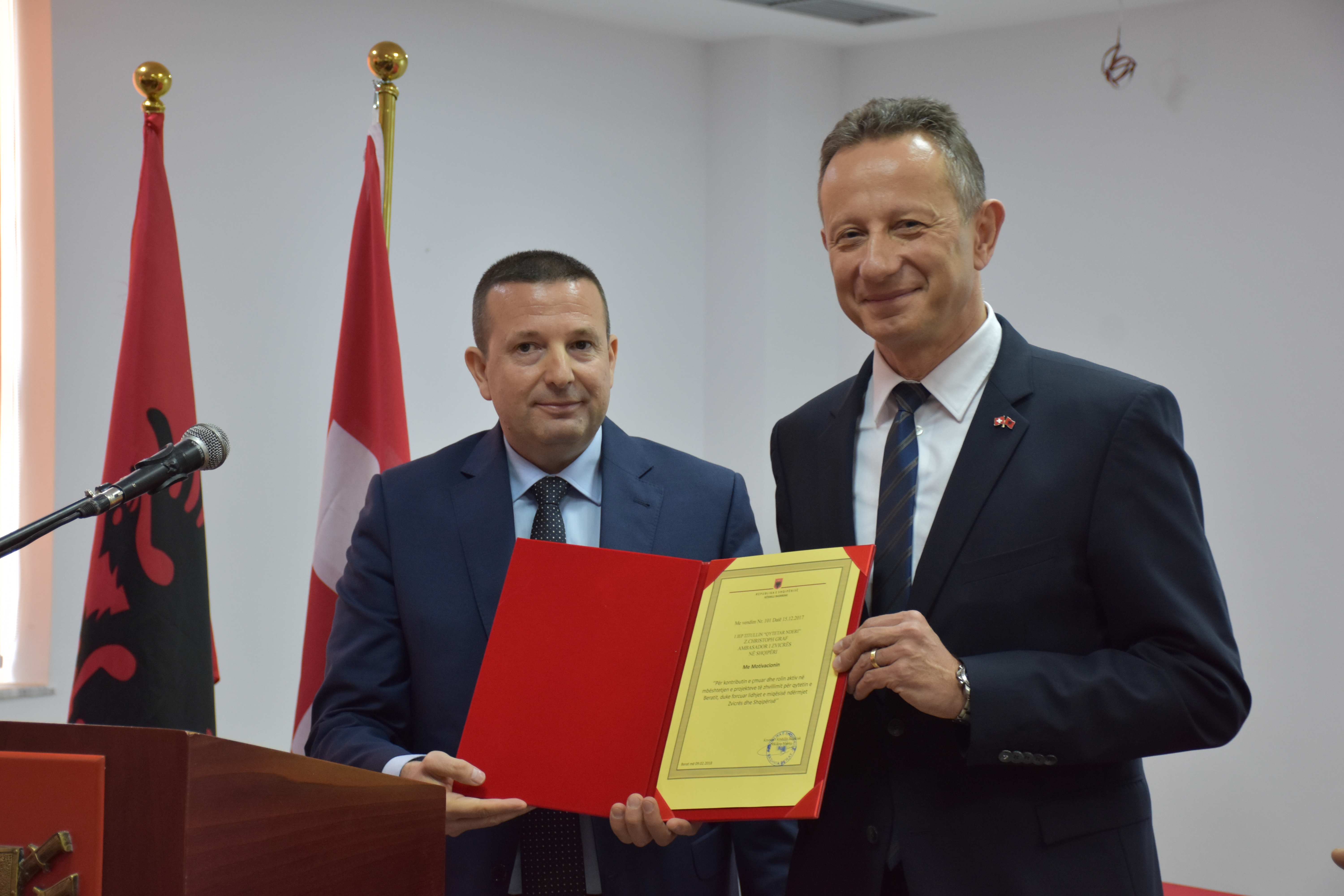 Berati i jep titullin ‘Qytetar Nderi’ Ambasadorit zviceran në Shqipëri Christoph Graf
