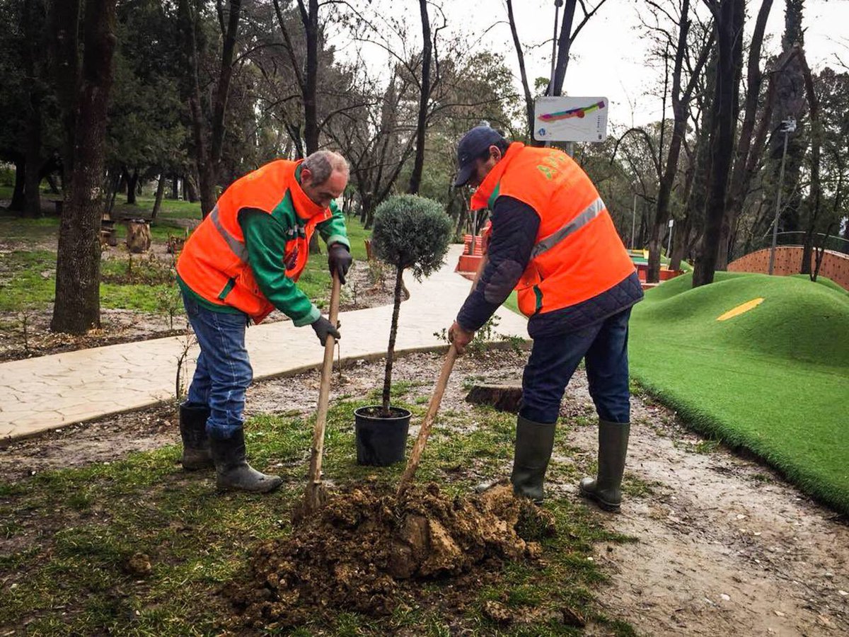 FOTOT/ Familja nga Gjakova surprizon Kryebashkiakun Veliaj