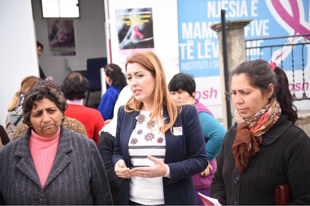 Ministrja Manastirliu në Berat sqaron në terren strukturën e ndihmës ekonomike