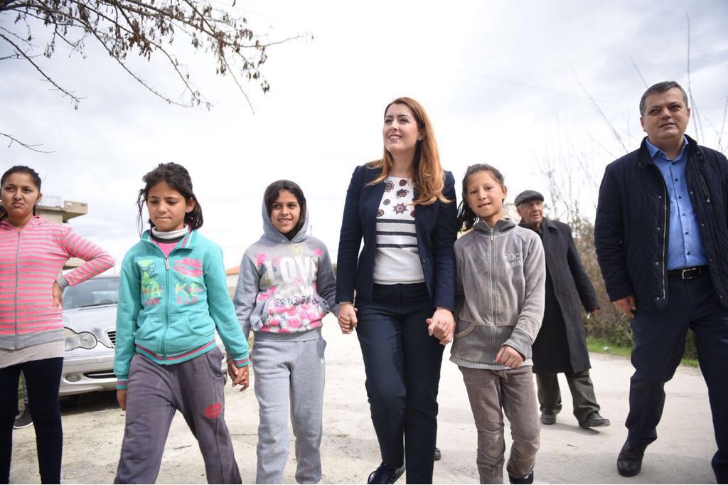 Ministrja Manastirliu në Berat sqaron në terren strukturën e ndihmës ekonomike