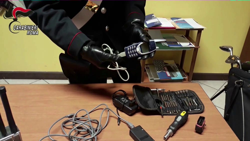 “Mjeshtri” shqiptar grabiste mjetet luksoze përmes një…Nokia 3310