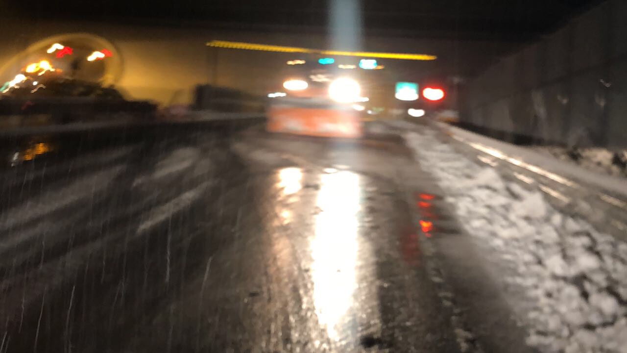 Dëbora mbulon edhe “Rrugën e Kombit”, dalin borëpastrueset