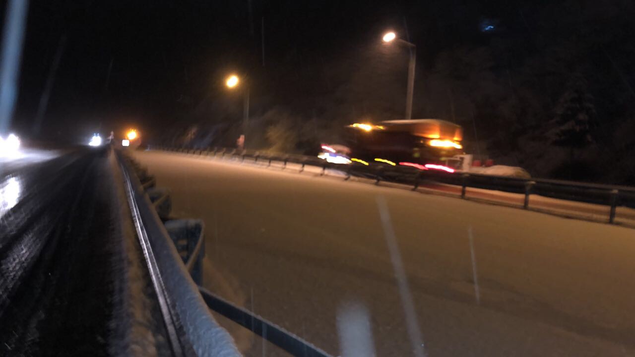 Dëbora mbulon edhe “Rrugën e Kombit”, dalin borëpastrueset