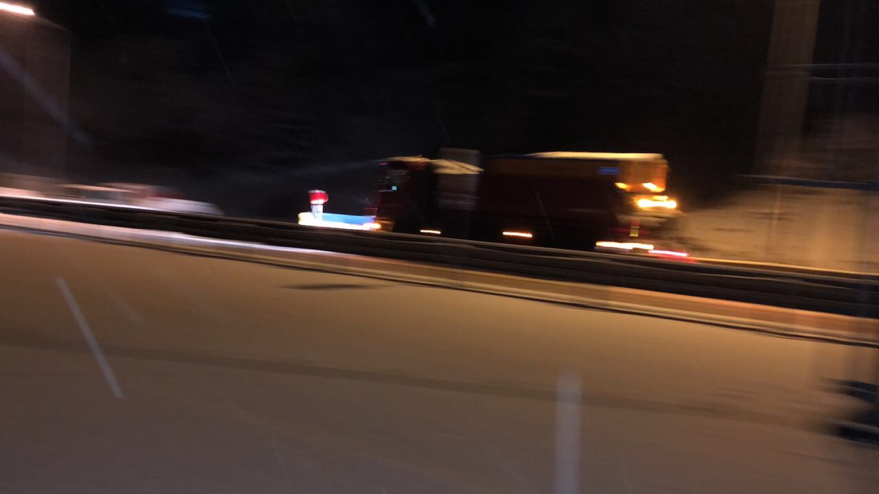 Dëbora mbulon edhe “Rrugën e Kombit”, dalin borëpastrueset