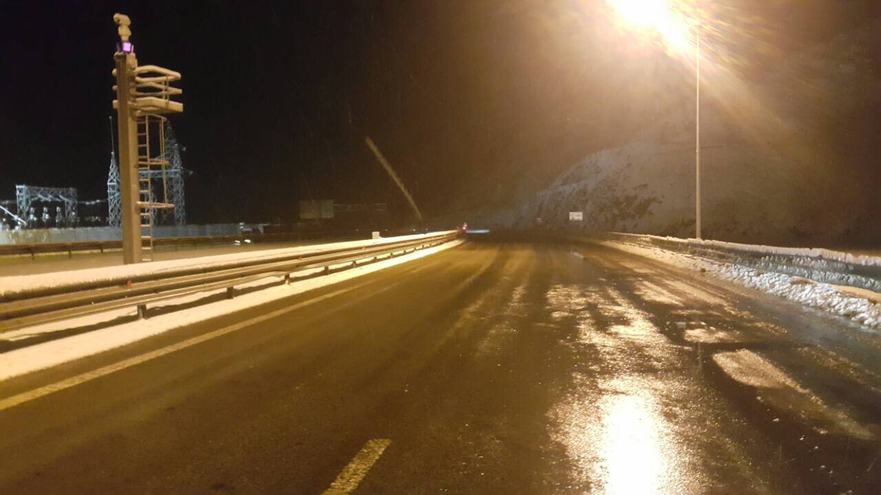 Dëbora mbulon edhe “Rrugën e Kombit”, dalin borëpastrueset