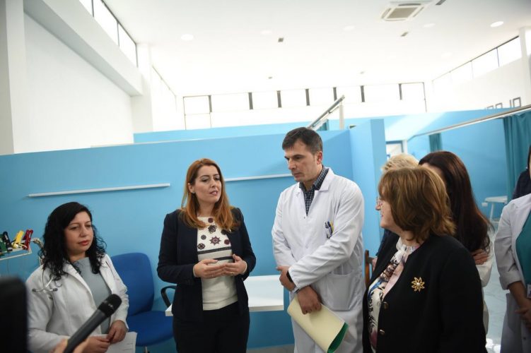 Ministrja Manastirliu në Berat sqaron në terren strukturën e ndihmës ekonomike