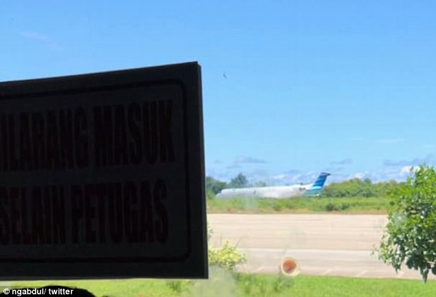 FOTOT/ E pazakontë! 20 burra shtyjnë avionin 35 tonë