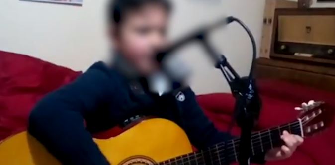 “Eja dhe këndo me ne”, Ermal Meta kërkon ‘fenomenin’ në Facebook (VIDEO)