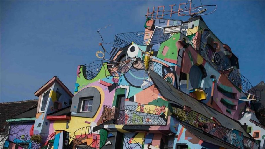 Hoteli i stiluar në mënyrë avangardë në Bratislavë që duket galeri arti