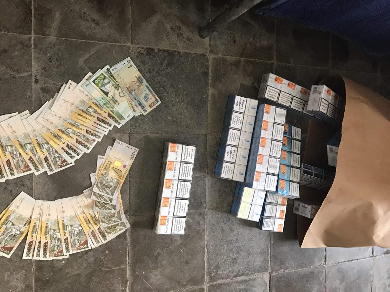 FOTO/ Vjedhin me thyerje një dyqan në Tropojë, pranga dy autorëve