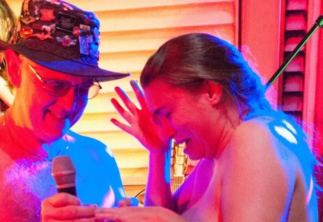 FOTO/ E pazakontë! Çifti fejohen nudo para 400 të panjohurve