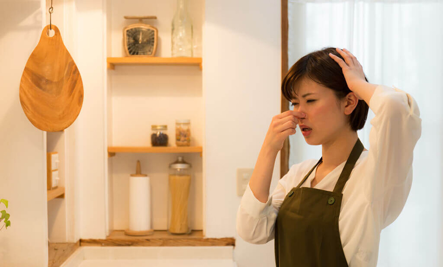 Disa truke për të larguar erërat e këqija nga kuzhina