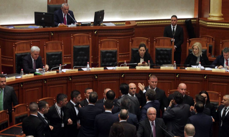 Opozita uzurpon foltoren, Ruçi ndryshon strategji, socialistët mbajnë fjalën nga vendi