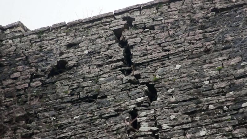 Zgjerohen çarjet në murin e kalasë së Gjirokastrës