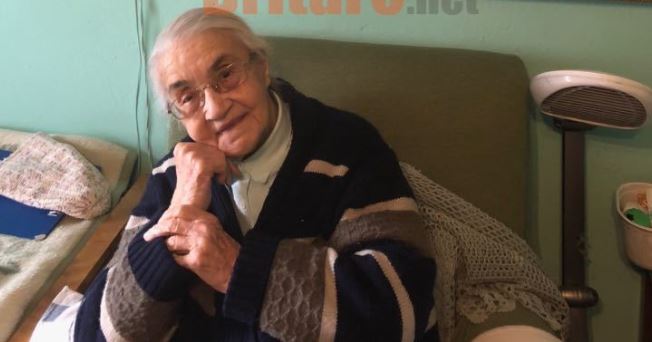 Nexhmije Hoxha sot ka ditëlindjen, mbush 97 vjeç, ja si duket në banesën e saj ku pret urimet