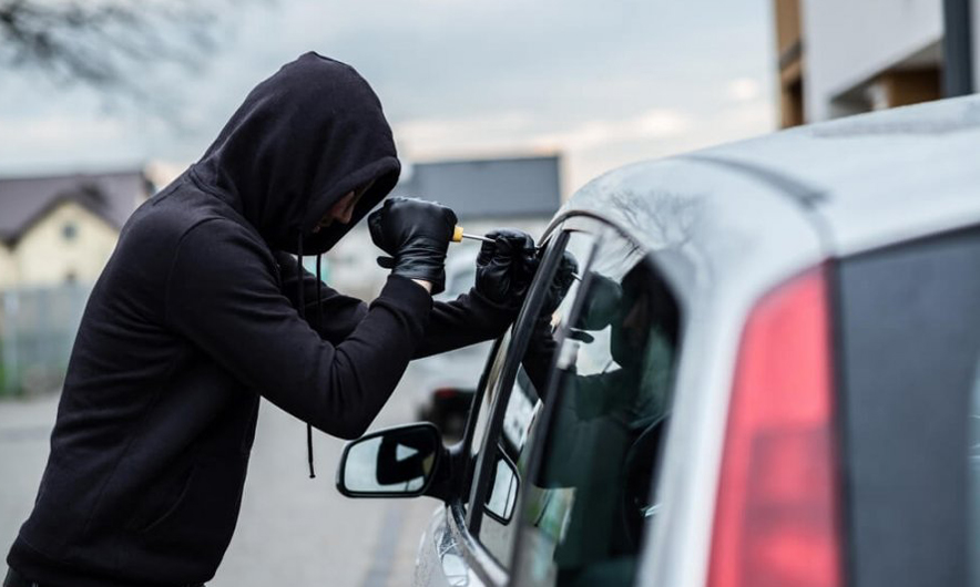 Tentuan të vjedhin dy automjete në Tiranë, arrestohen në flagrancë 3 hajdutët