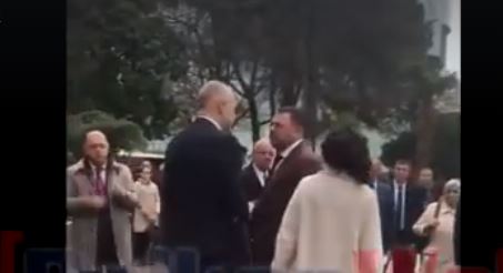 Rama shfaqet me Doshin jashtë parlamentit, VIDEO dhe komenti i Berishës…