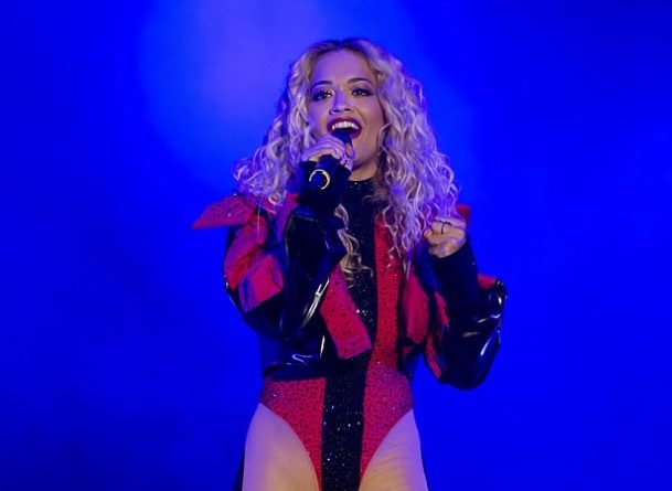 Gafa e “Daily Mail”: Rita Ora feston pavarësinë e Ukrainës