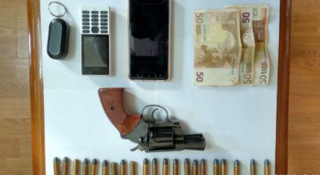 Kapen me drogë dhe armë në makinë, pranga shqiptarit dhe grekes