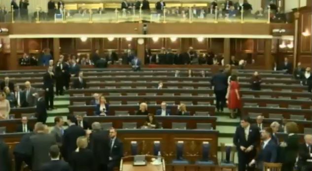 Politika shqiptare bëhet bashkë në Kosovë, seancë solemne për 10-vjetorin e Pavarësisë