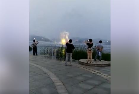 VIDEO/ Krijesë e çuditshme del nga deti? Nuk është ashtu siç duket…