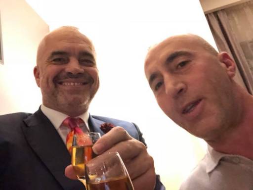 FOTO/ Rama dhe Haradinaj pas ‘sherrit’, trokasin gotat me shampanjë